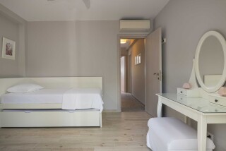 Deluxe Sea View Villa Ammouda bedroom facilities
